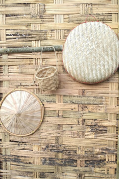 Caping hats, rice winnowing trays, and bamboo baskets serve as unique traditional decorations.