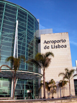 Terminal do Aeroporto Internacional Humberto Delgado de Lisboa (Aeroporto de Lisboa). Lisboa &eacute; a capital de Portugal no sul da Europa.