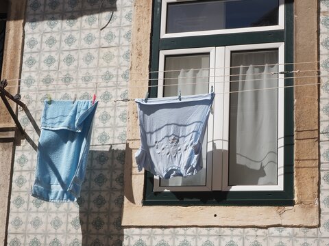 Ropa tendida en una fachada en Alfama, Lisboa, Portugal