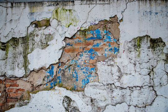 pared, muro, pared antigua, muro deteriorado, arquitectura, arquitectura urbana, fachada, edificio antiguo, deterioro, abandono, desgaste, ruinas, decadencia, pintura descascarada, pintura deteriorada