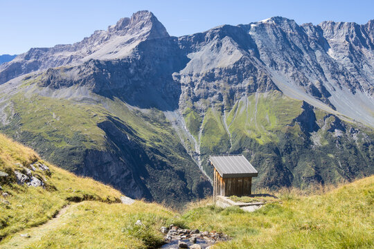 toilettes du refuge du Mont Pourri en &eacute;t&eacute;, Alpes en France, montagnes, parc de la Vanoise en Savoie