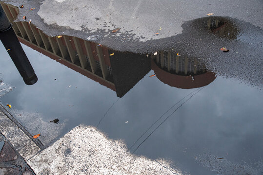 reflejo, charco, agua, arquitectura, calle, urbano, fachada, edificio, pavimento, lluvia, humedad, textura, sombras, l&iacute;neas, geometr&iacute;a, perspectiva, espejo, reflejo arquitect&oacute;nico, paisaje urbano, fot
