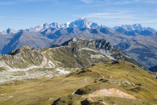 panorama sur les alpes et le Mont Blanc en &eacute;t&eacute; depuis le  col du Grand Renard aux Arcs, vall&eacute;e de la Tarentaise en Savoie en France