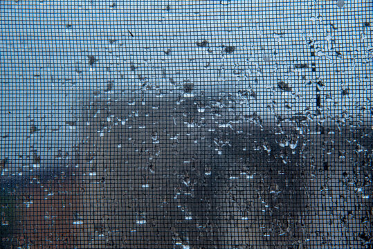 textura, malla, ventana, mosquitero, gotas de agua, lluvia, humedad, vidrio, desenfoque, ciudad, paisaje urbano, vista urbana, arquitectura, edificios, ventana mojada, gotas, patr&oacute;n, cuadr&iacute;cula, l&iacute;nea