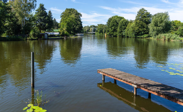 Idyllische Landschaft am Ufer der Dahme in unmittelbarer N&auml;he zum F&auml;hrhaus Dolgenbrodt, Brandenburg, Deutschland