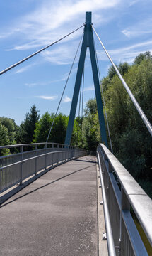 Pylon-Schr&auml;gseilbr&uuml;cke die als Rad- und Fu&szlig;g&auml;nger&uuml;berquerung &uuml;ber die Dahme zwischen Dolgenbrodt und Friedrichsbauhof dient, Uckermark, Brandenburg, Deutschland