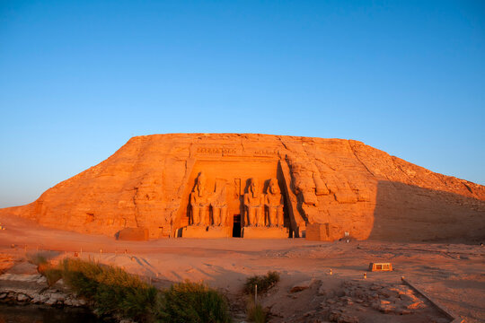 Amanecer en el templo de Ramses II en Abu Simbel, Egipto 