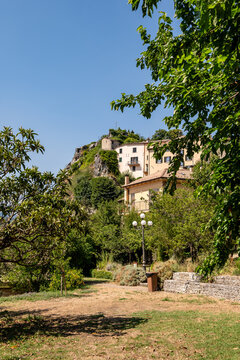 Scorcio del villaggio di Pennabilli, in estate, visto dall' Orto dei Frutti Dimenticati di Tonino Guerra