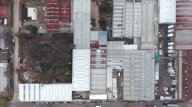 Dep&oacute;sito, f&aacute;brica y galp&oacute;n industrial vistos desde el exterior, infraestructura de producci&oacute;n y log&iacute;stica