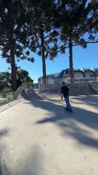 pessoas com skate praticando esporte em pista 