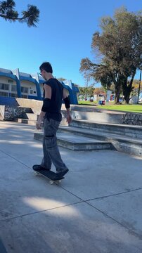 pessoas com skate praticando esporte em pista 