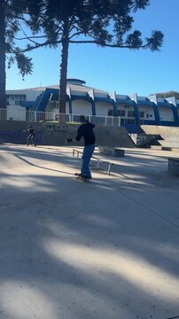 pessoas com skate praticando esporte em pista 