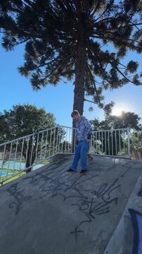 pessoas com skate praticando esporte em pista 
