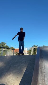 pessoas com skate praticando esporte em pista 