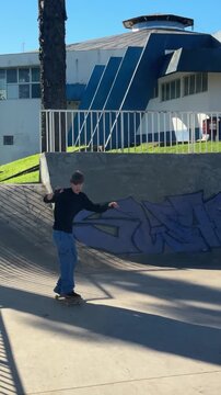 pessoas com skate praticando esporte em pista 