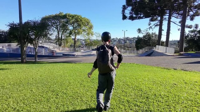 pessoas com skate praticando esporte em pista 