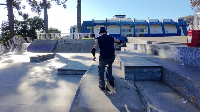 pessoas com skate praticando esporte em pista 