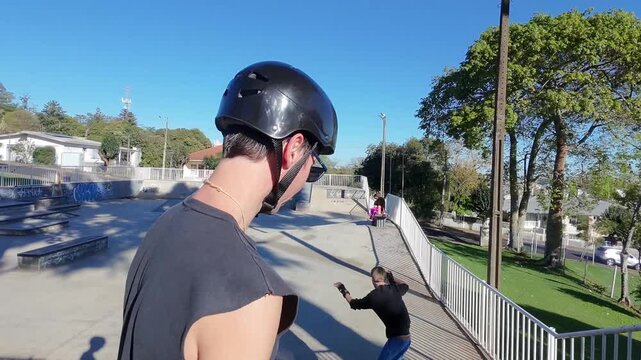 pessoas com skate praticando esporte em pista 