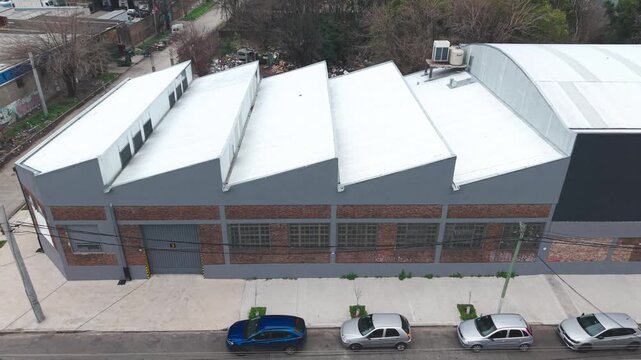 Dep&oacute;sito, f&aacute;brica y galp&oacute;n industrial vistos desde el exterior, infraestructura de producci&oacute;n y log&iacute;stica