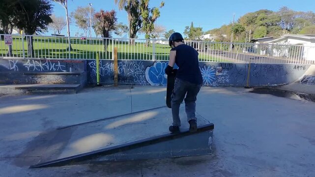 pessoas com skate praticando esporte em pista 
