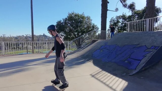 pessoas com skate praticando esporte em pista 