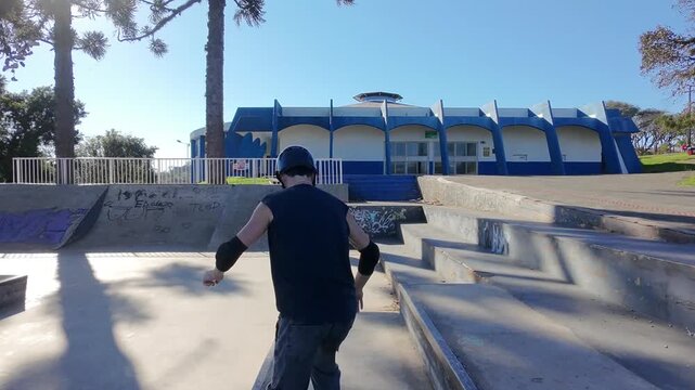 pessoas com skate praticando esporte em pista 