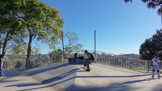 pessoas com skate praticando esporte em pista 