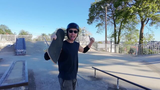 pessoas com skate praticando esporte em pista 