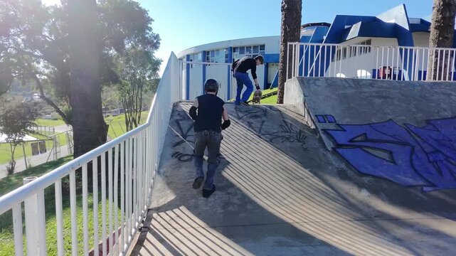 pessoas com skate praticando esporte em pista 