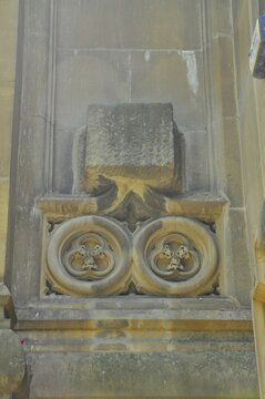 Bloque de piedra inacabado en la construcci&oacute;n de la Catedral Nueva de Vitoria