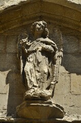 Naklejka premium Escultura de San Miguel Arcángel en la Puerta de El Solar Vitoria