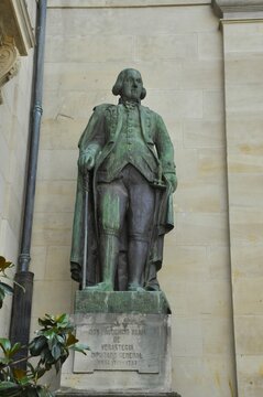 Estatua dedicada a Prudencio Mar&iacute;a de Ver&aacute;stegui en Vitoria