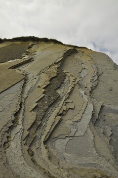 Espectaculares capas verticales de Flysch en la Cala Sakoneta de Deba