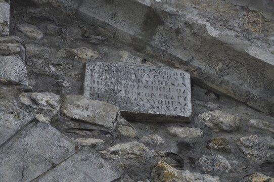 Cartela conmemorativa en homenaje a los constructores de San Juan de Gaztelugatxe