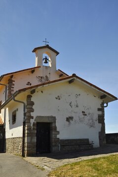 Ermita de San Telmo sobre los acantilados de Flysch en Zumaia Guip&uacute;zcoa