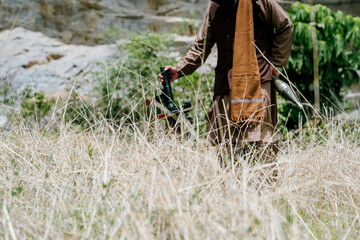 Naklejka premium Determined outdoor soldiers jungle soldiers soldiers on duty navigate landscape with focused and courageous facial expression