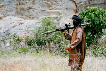 Naklejka premium Serious outdoor soldiers in jungle on duty show alert expression while holding weapon in rural environment with vigilance and caution