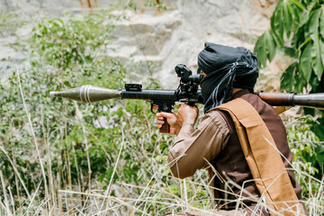 Naklejka premium Outdoor view of fierce soldiers in jungle as soldiers on duty patrol with weapon ready in tense mood for intense combat mission