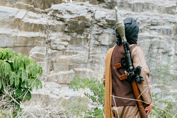 Naklejka premium Outdoor soldiers jungle soldiers soldiers on duty alert male fighter standing near rock face feeling vigilant and focused during patrol