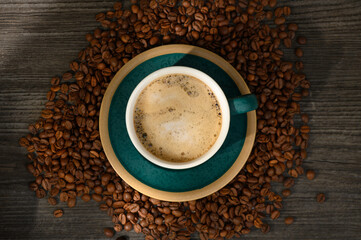 Naklejka premium Rich coffee creation surrounded by vibrant roasted beans on a rustic wooden table