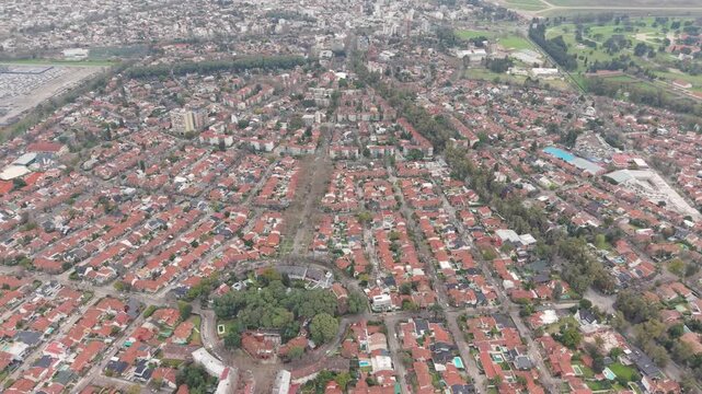 Vista a&eacute;rea de Ciudad Jard&iacute;n Lomas del Palomar, barrio residencial arbolado y urbanismo planificado en Tres de Febrero, Buenos Aires