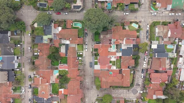 Casas y &aacute;rboles en barrio residencial, paisaje urbano de zona tranquila con viviendas familiares