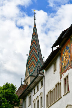 Blick auf den bunten Ziegelturm der Stadtkirche in Baden, Kanton Aargau, Schweiz