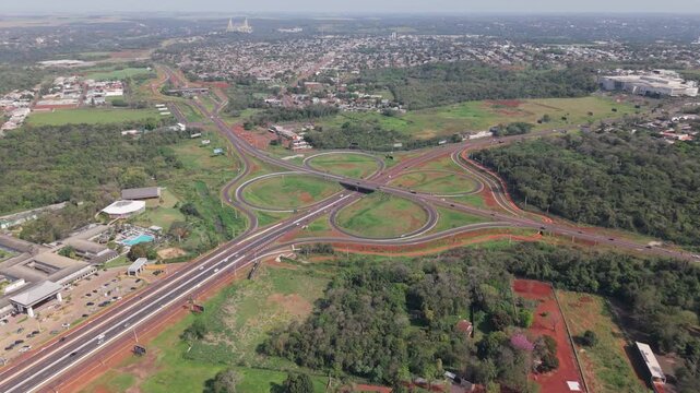 Intercambiador vial tipo tr&eacute;bol con entradas y salidas de autopista, vista cenital a&eacute;rea captada con dron