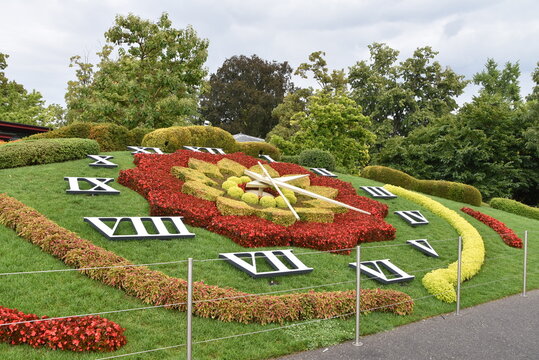 C&eacute;l&egrave;bre horloge fleurie de Gen&egrave;ve, situ&eacute;e dans le Jardin Anglais, sur la rive gauche du lac L&eacute;man, le long du quai G&eacute;n&eacute;ral-Guisan.