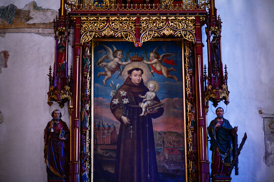 Neugotischer Seitenaltar des Heiligen Antonius in der Liebfrauenkapelle in Horb am Neckar, Baden-W&uuml;rttemberg	