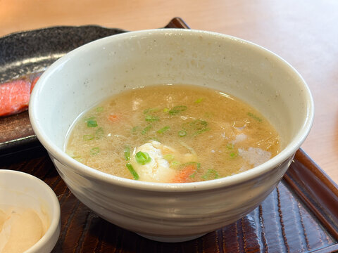 豚汁、豆腐入りの和食の味噌汁
