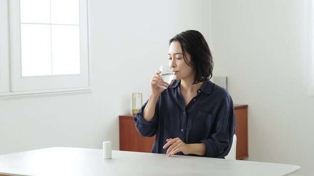 サプリメントを服用する中高年女性