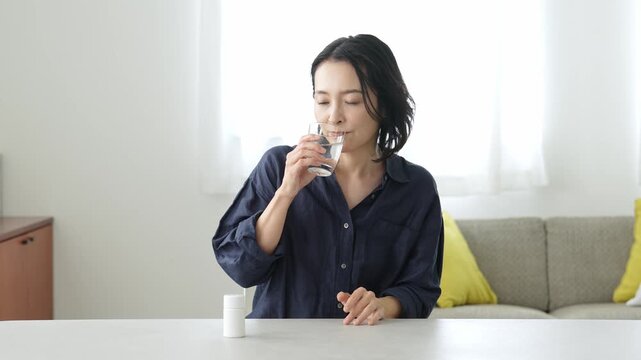 サプリメントを服用する中高年女性