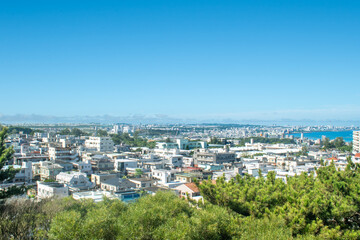 Fototapeta premium 沖縄県北谷町桃原公園展望台からの眺め